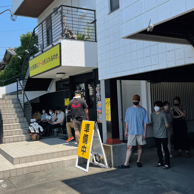 なぜ蕎麦にラー油を入れるのか。/株式会社のみもの。