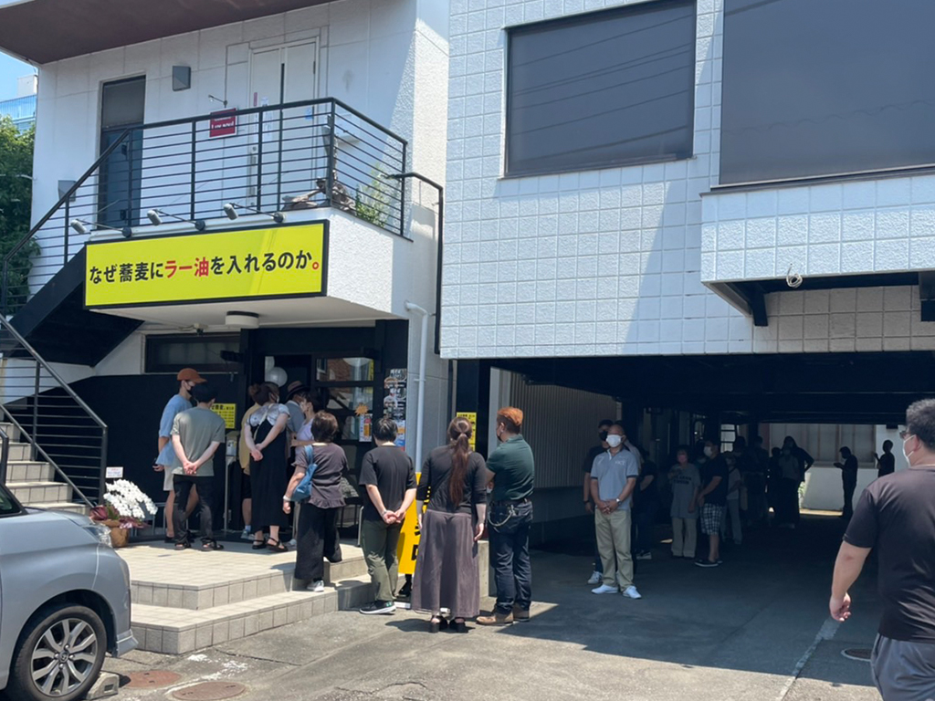 「なぜ蕎麦にラー油を入れるのか。」富士店｜株式会社のみもの。